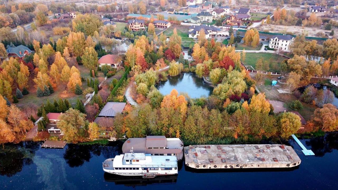 On The River Vishenki  Luaran gambar